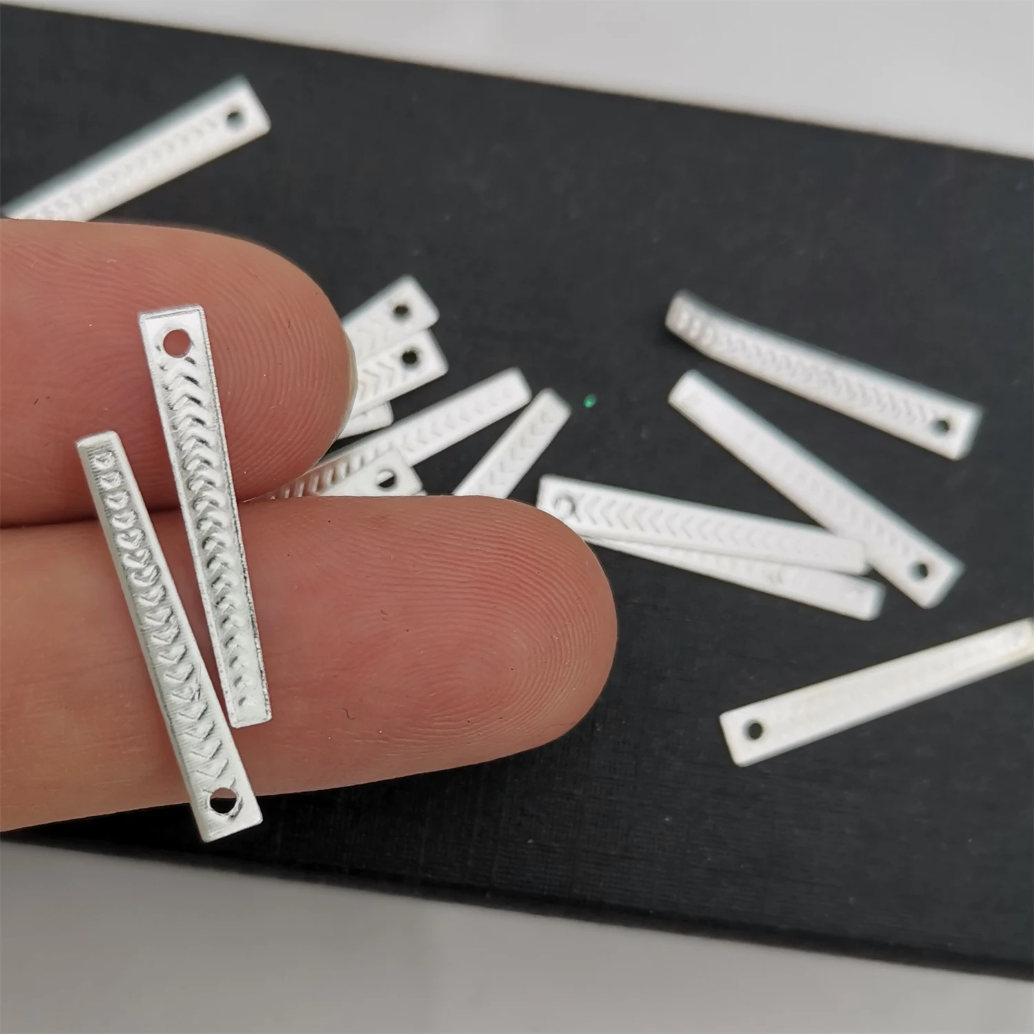 

1000 Pieces 3*20mm Metal Filigree Flowers Slice Long Strip Pendant Charms Setting Jewelry Accessory DIY Components Findings