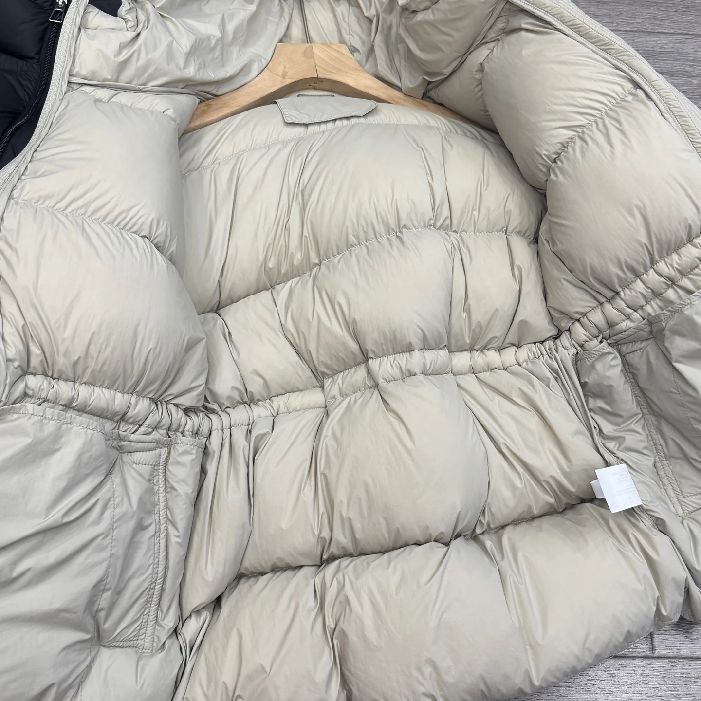 Nueva chaqueta acolchada ligera de invierno de diseñador de lujo para mujer, abrigos acolchados gruesos con capucha adelgazantes y cinturón cálido