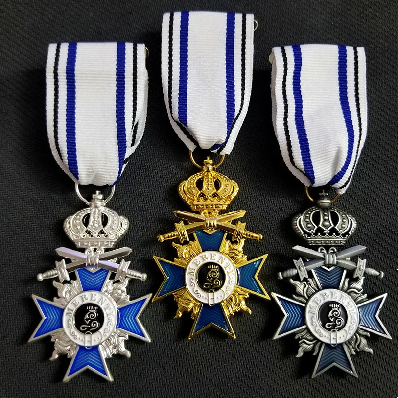 1 peça medalha de metal de honra em forma de cruz maltesa, decoração de coroa superior, elemento de espada dupla, militar europeu, alta qualidade