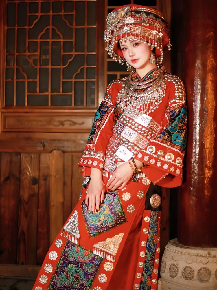 

Ethnic costumes women's exotic wedding attire hats Enshi travel photography