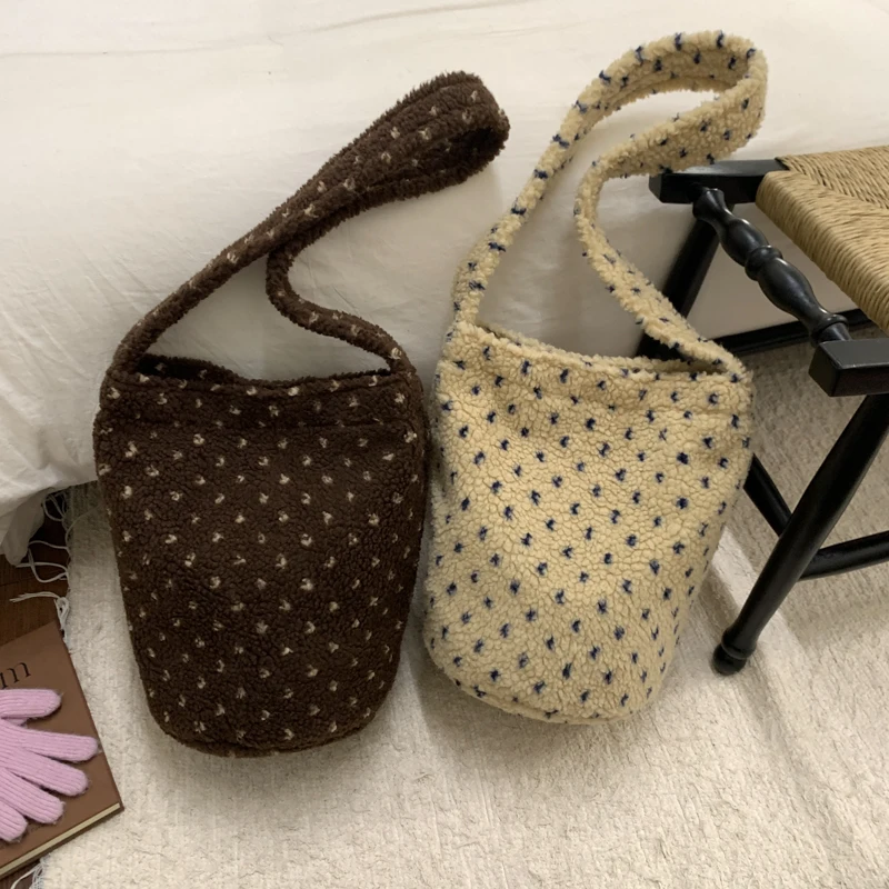 

Dot Lamb Fur Bucket Bag Women's Large Capacity Commuter Bag Plush Handbag Fashionable 2026 New Style Soft Handbag