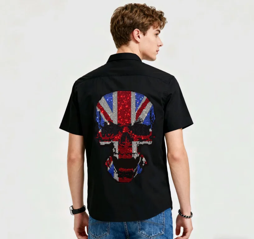 

Летняя мужская рубашка с коротким рукавом с черепом, украшенными стразами и рубашками приталенного кроя