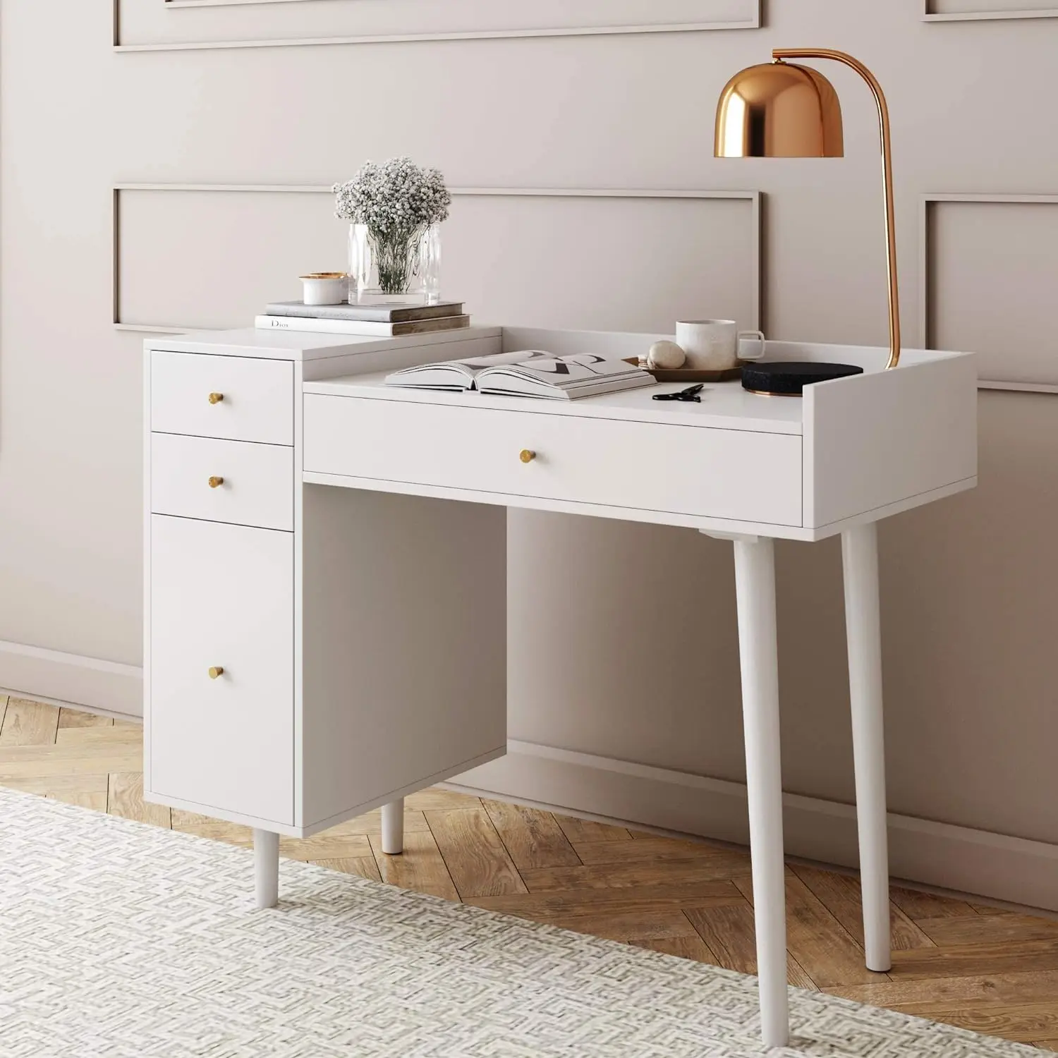 Nathan James-Bureau de maquillage ou table en spanity, 4 portes de proximité et boutons d'accent en laiton, bois blanc