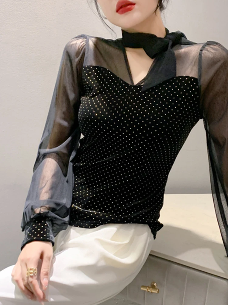 Damska długa bluzka z aksamitu Ele Velvet, dekolt w serek, łączona, z ciężkimi dżetami, koreański styl, dopasowany krój, elegancka, do pracy.