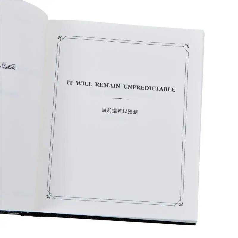 كتاب الإجابات، إجابات حياتك الحصرية، سطح جلدي ناعم المزخرف مع ظهر مربع من رقائق الذهب مع غلاف فني