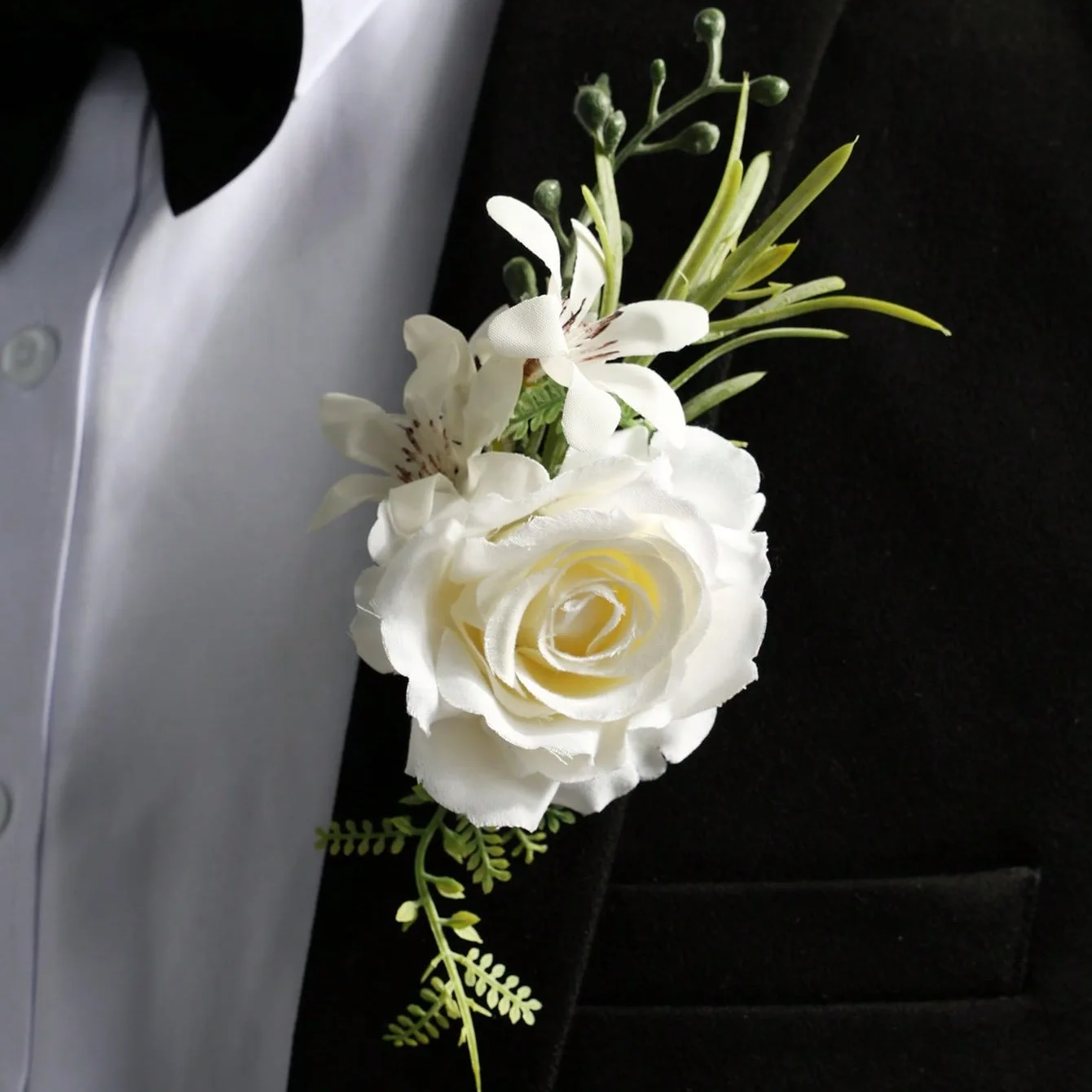 Rose Allen blanche avec petites fleurs blanches, baies vertes, beaux seins, adaptée aux mariages de mariée et de marié