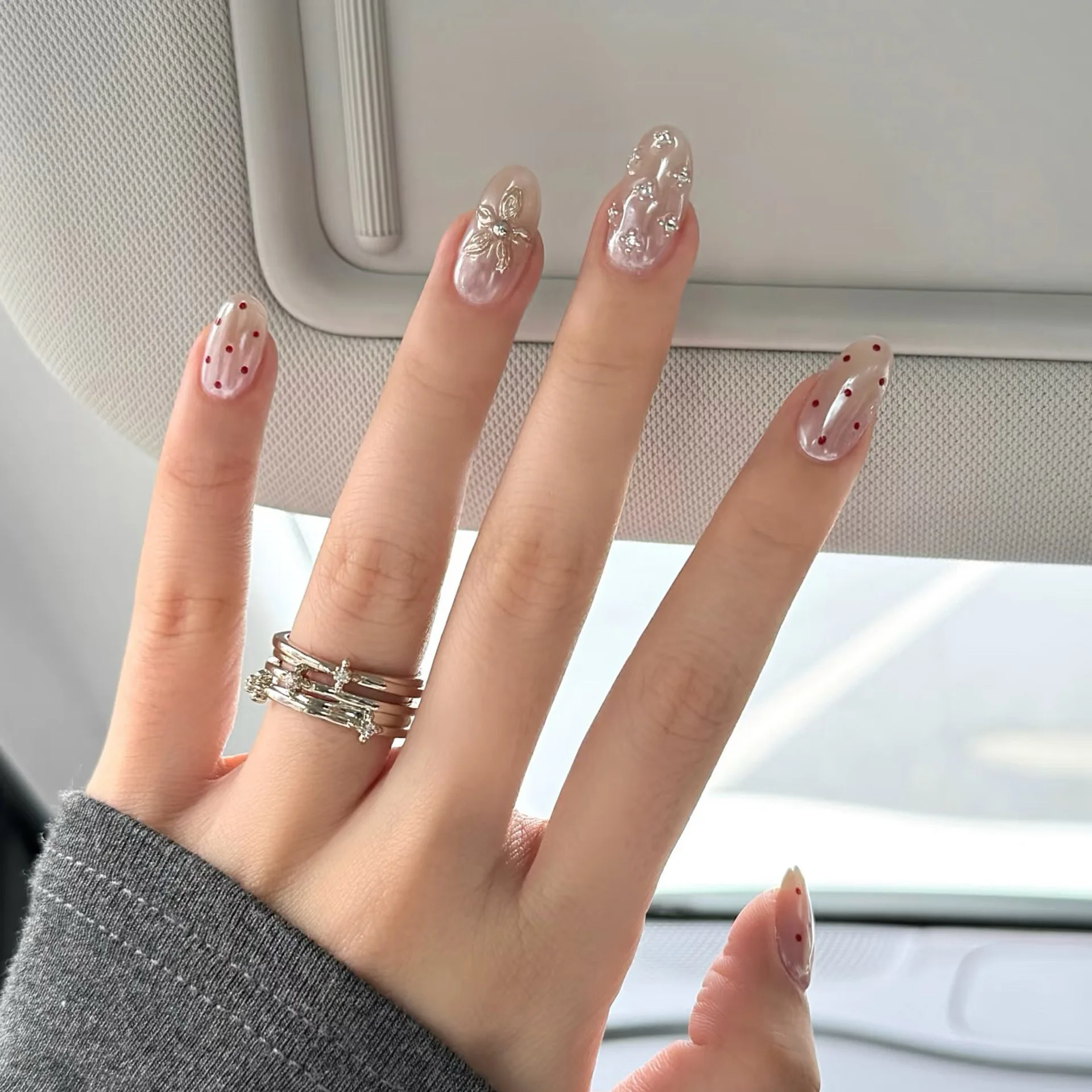 

10 шт. коротких овальных накладных ногтей ручной работы, нюдово-розовые с дизайном в горошек и стразами, очаровательные искусственные ногти, готовые к носке, для девушек.