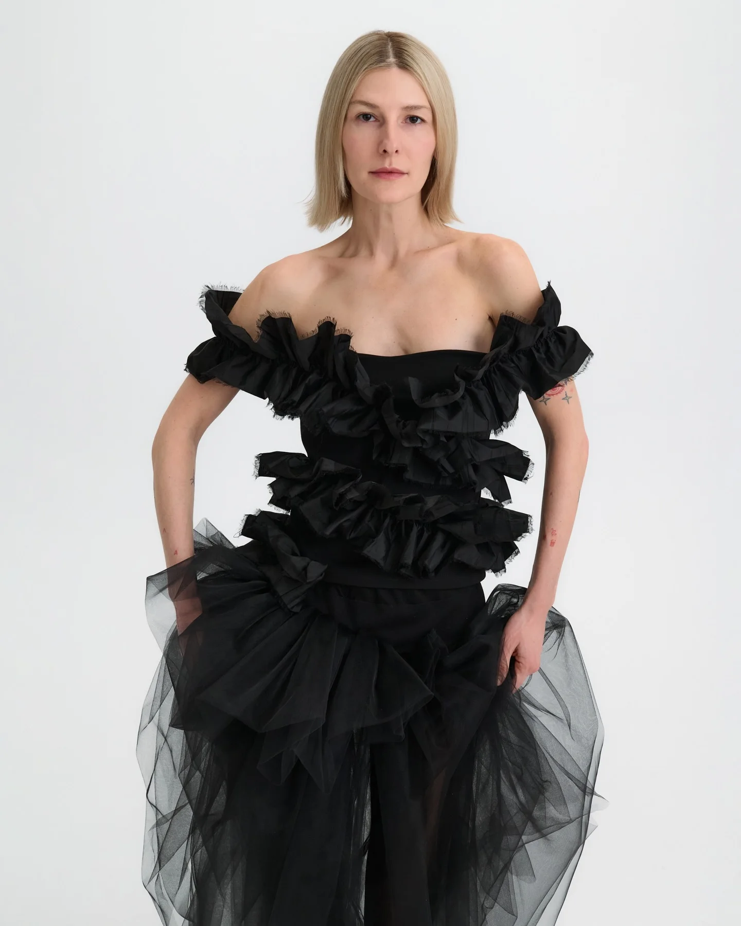 Elegancka czarna sukienka maxi z falbanami i odkrytymi ramionami – suknia wieczorowa w stylu boho chic, letni strój na imprezę, modny fason z bufkami, trend 2026