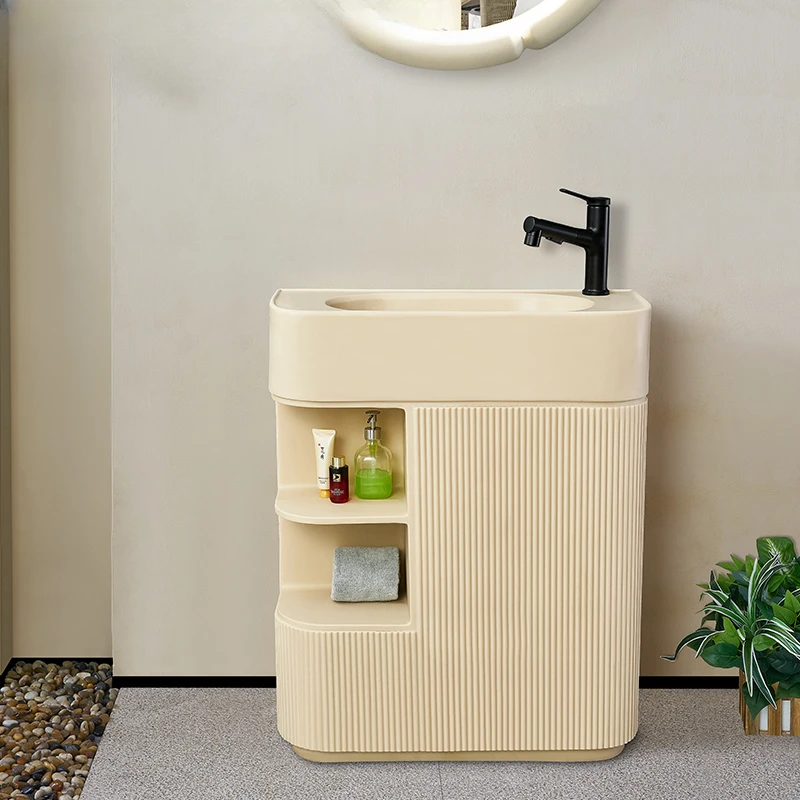 Lavabo de Pilar Grande integrado de piso a techo, estilo crema, balcón y jardín