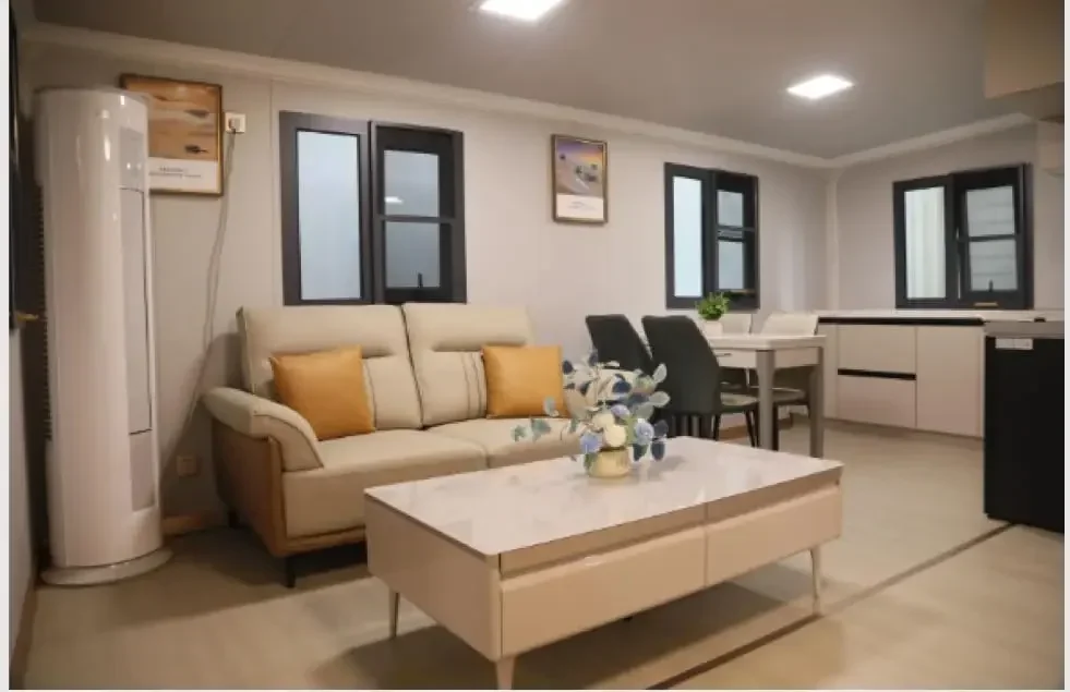 منزل صغير محمول جاهز للبيع، منزل معياري بطول 40 قدمًا - مع غرفتين، ومطبخ وحمام واحد، ومنزل حاوية قابل للتوسيع