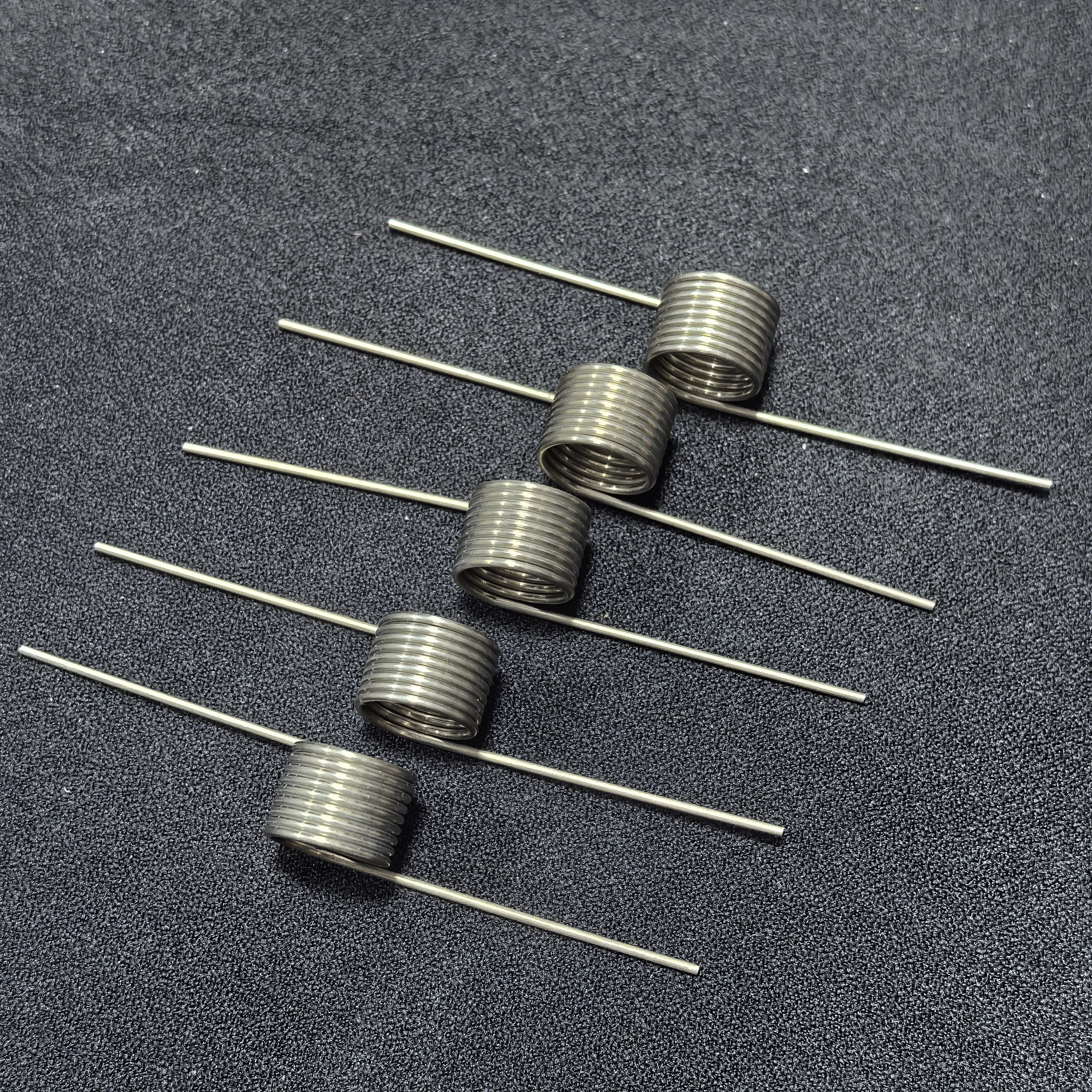 0,7 mm Drahtdurchmesser Präzisions-Torsionsfeder Hochfeste V-förmige Feder kann individuell angepasst werden 60 ° /90 ° /120 ° /180 ° – Detail 5