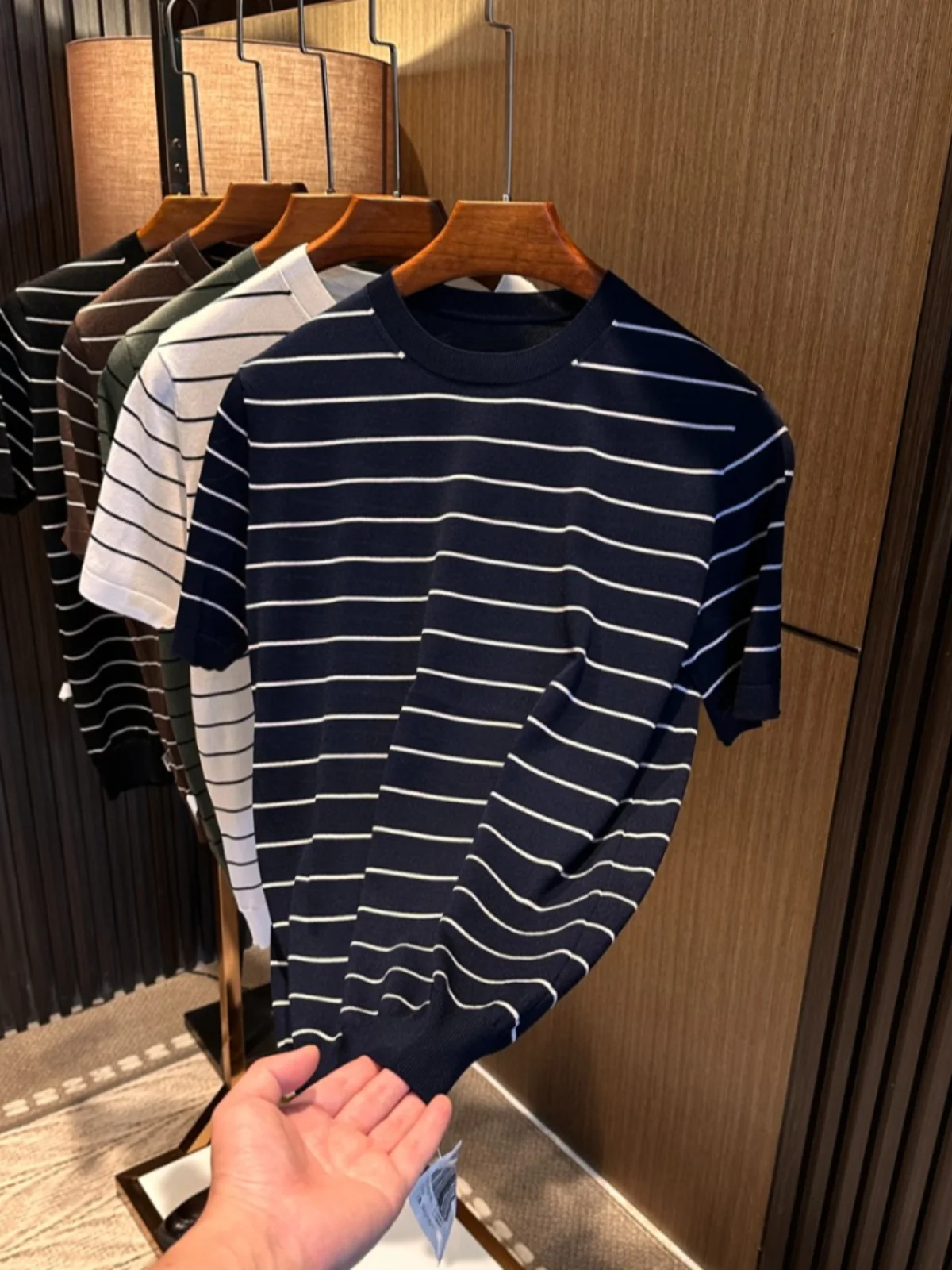 

High-End Silk ort-Sved Knitted T-irt for Men round Ne Striped Color Blo Faionable Summer Breathable Tee