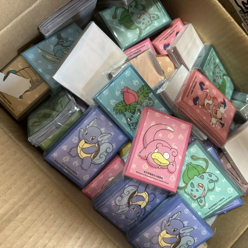 

New Hot 64pcs/Set Ptcg Trading Card Sleeve Departure Theme Pikachu Lvysaur Shanaido Mewtwo Card Protection Cover Gift Toys ﻿