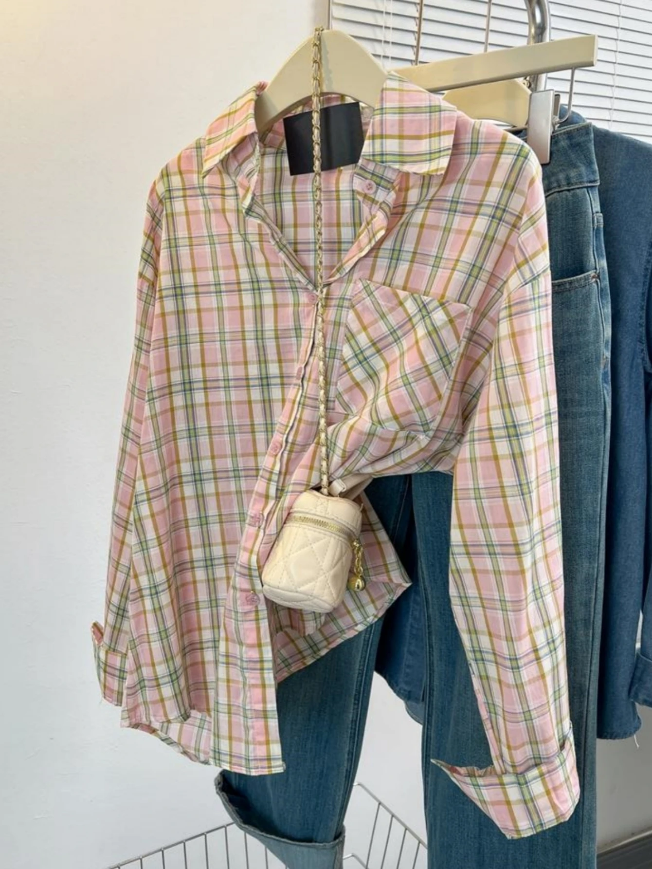 

Розовый клетчатый летний женский свободный повседневный длинный воротник-свек на пуговицах из смеси хлопка и полиэстера, солнцезащитный топ