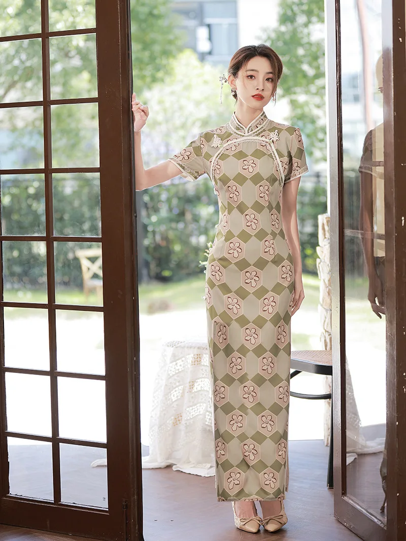 

Chinese Style Vintage Mandarin Collar Qipao Traditional Long High Split Cheongsam Short Sleeves Stage Show Costume