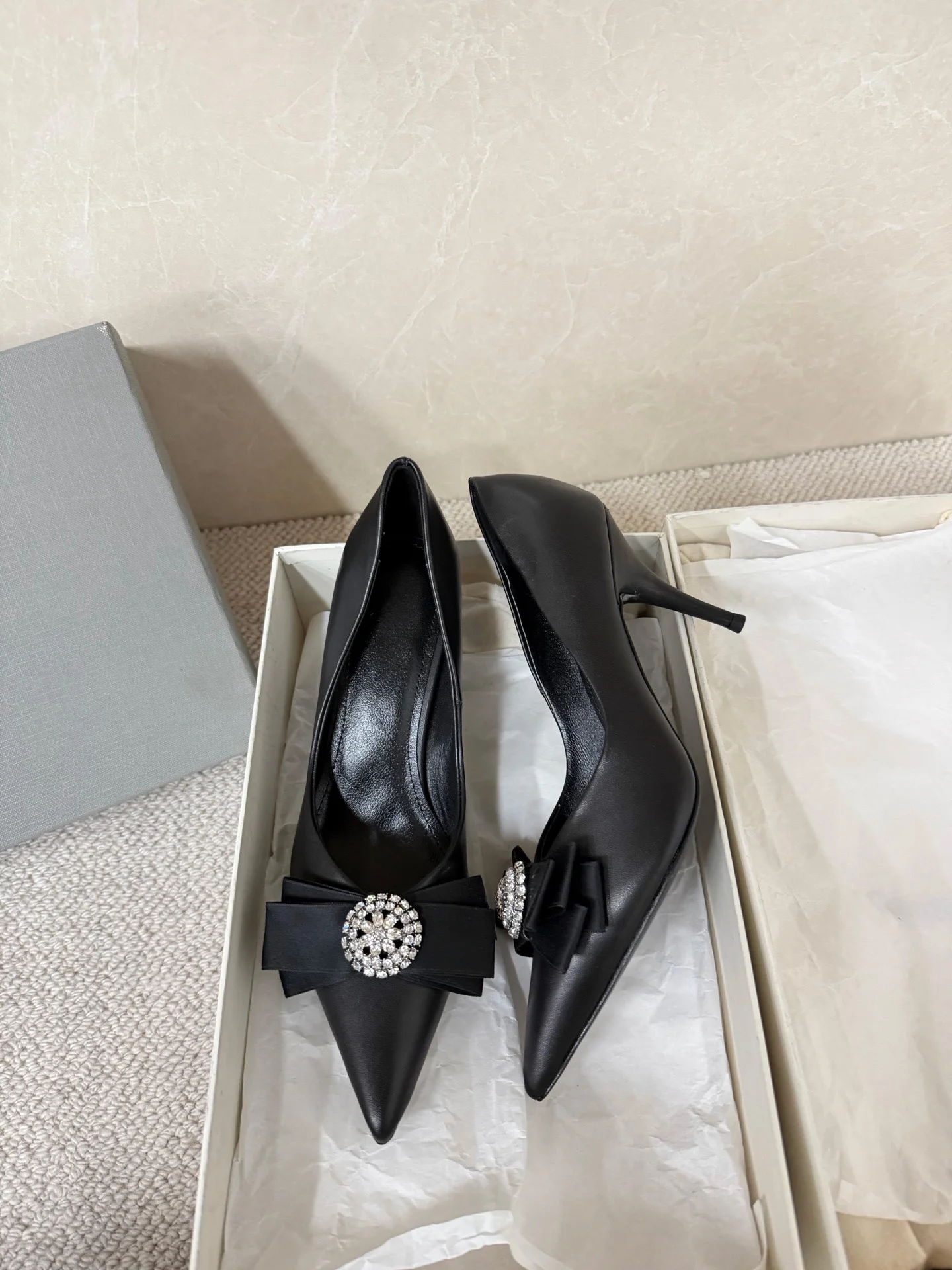 

Элегантные кожаные женские туфли на высоком каблуке с бантом из страз и заостренным носком, подходящие для вечерних мероприятий и офисной носки.