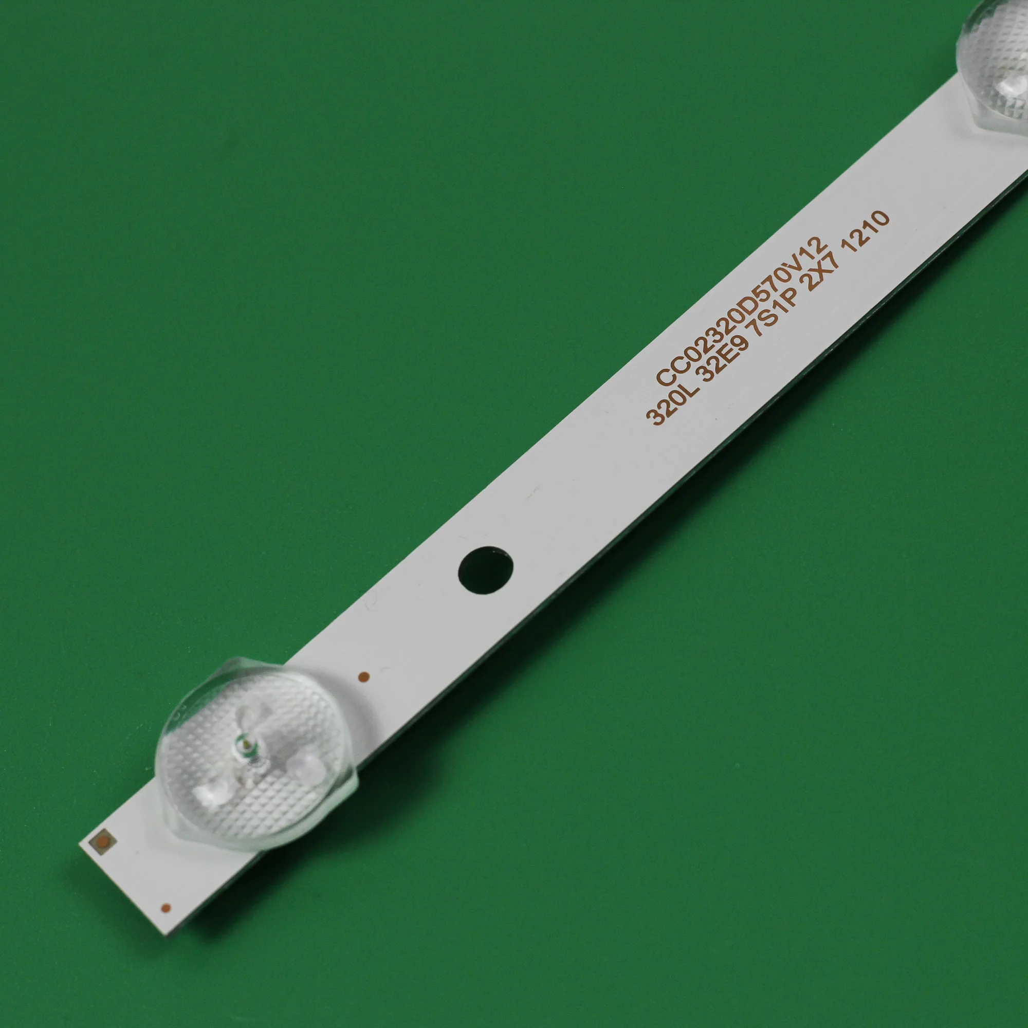 1/10/35set LED Strips Backlight SW-LED32R301BT2 32LED06T2P CC02320D570V12 320L 32E9 7S1P 2X7 1210 H32D8000Q H32E8000Q H32D7000Q