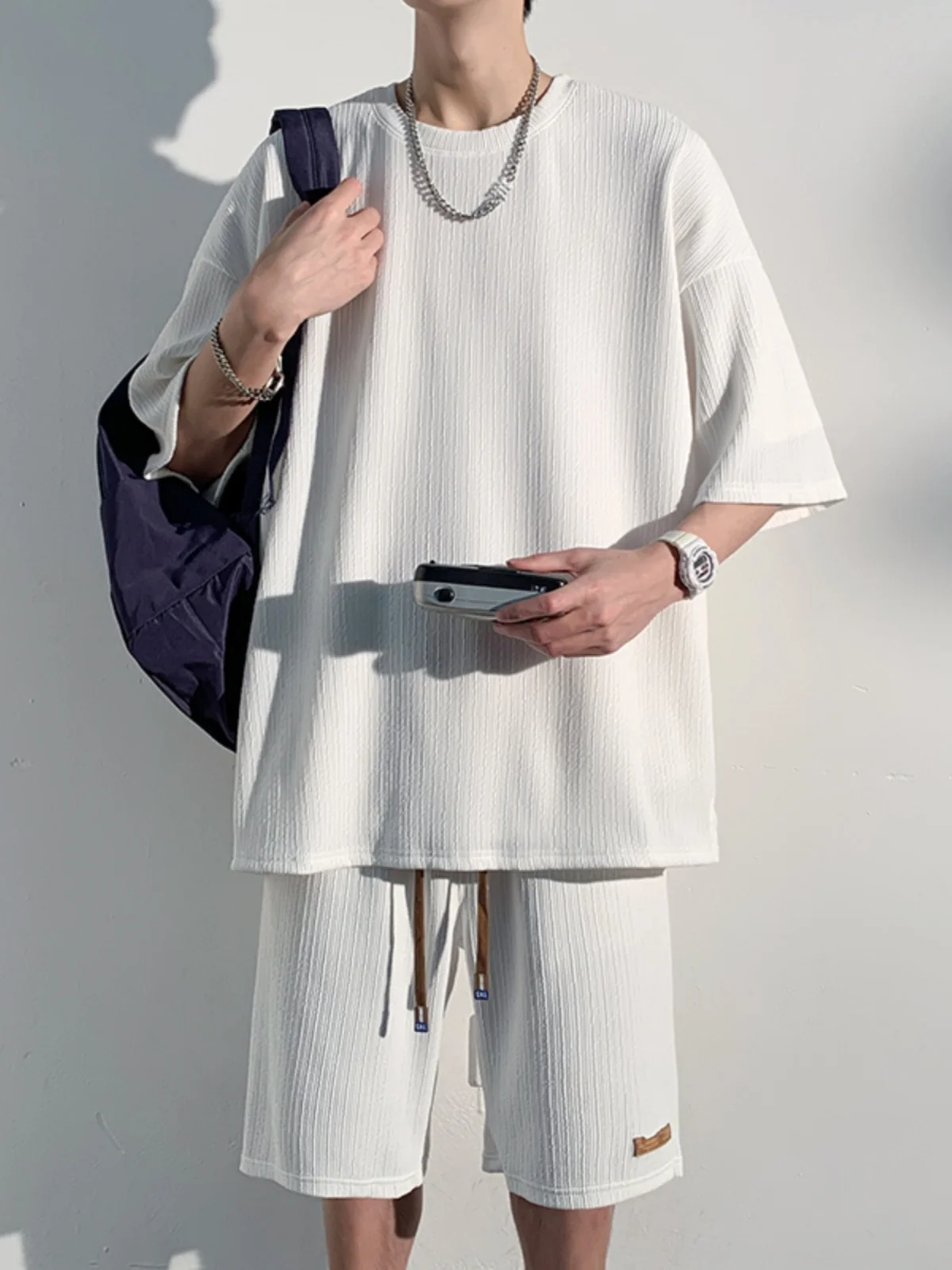 

Мужской летний спортивный комплект из текстурированного ледяного шелка: модная футболка с коротким рукавом и дышащие спортивные шорты свободного кроя для молодежи, большие размеры