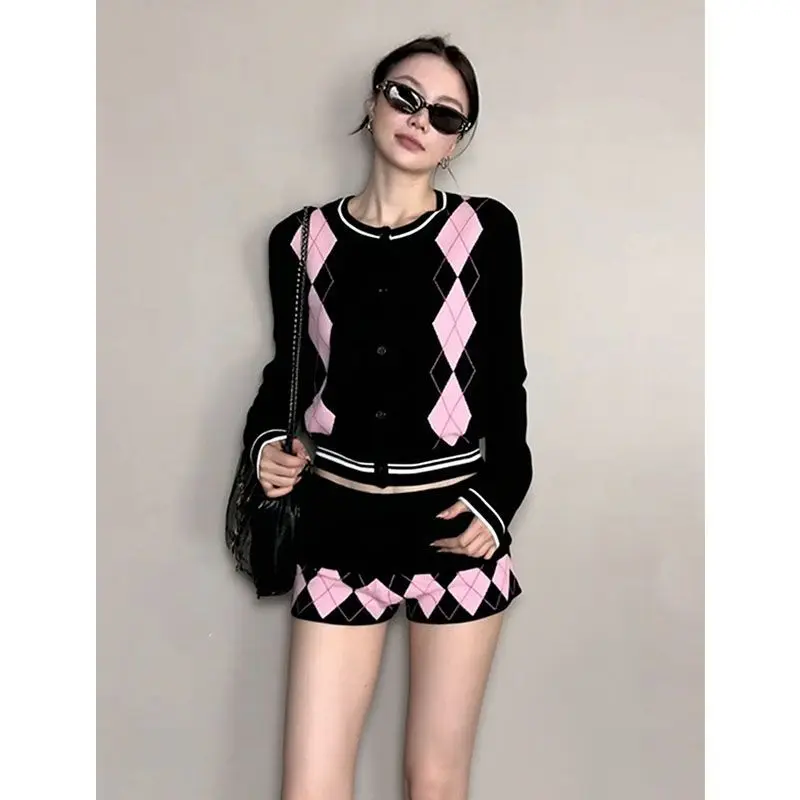 Early Autumn's Super Popular Outfit: A Complete Set of Korean-style Relaxed Miufeng Black Knitted Sweater and Shorts Set