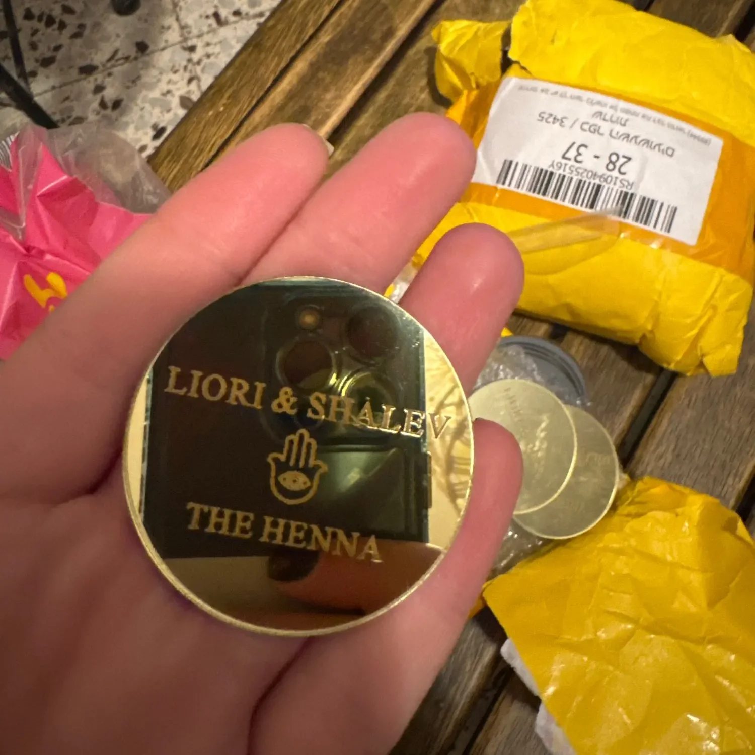 20/50/100 шт. персонализированные выгравированные акриловые бирки из хны, именные бирки для свадебной вечеринки, топперы для кексов, круглые бирки для подарка на день хны