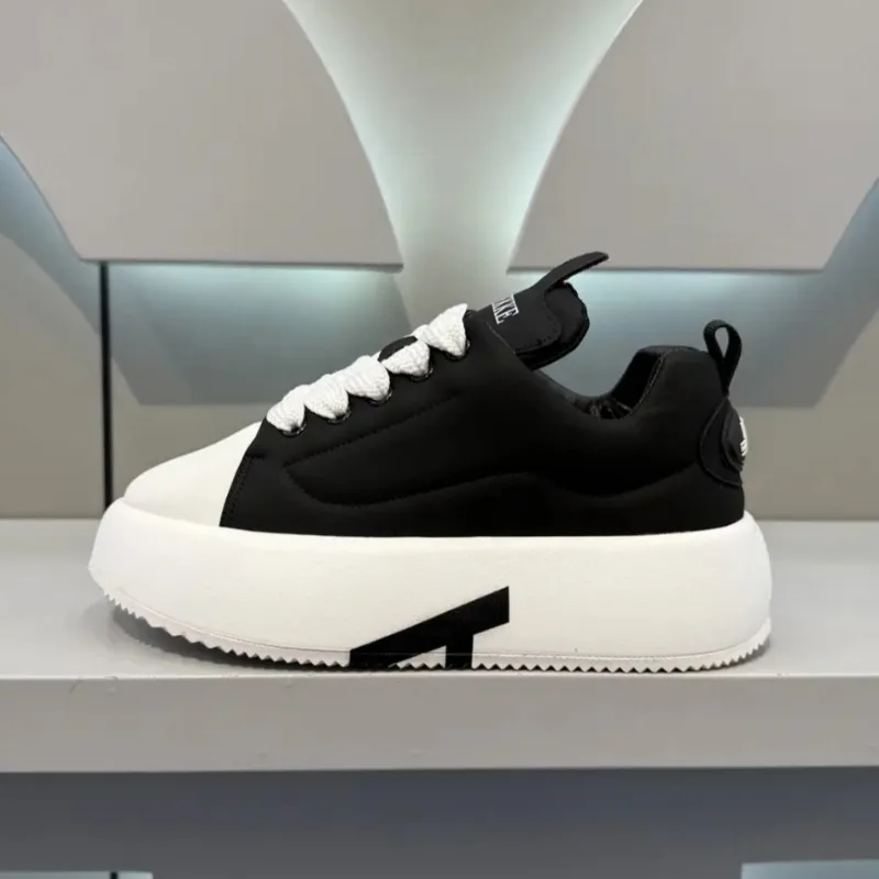2025 ฤดูใบไม้ผลิผลิตภัณฑ์ใหม่รองเท้าผ้าใบผู้ชายรอบหัว LACE-up Casual รองเท้าสีทึบแฟชั่นสีขาวรองเท้า