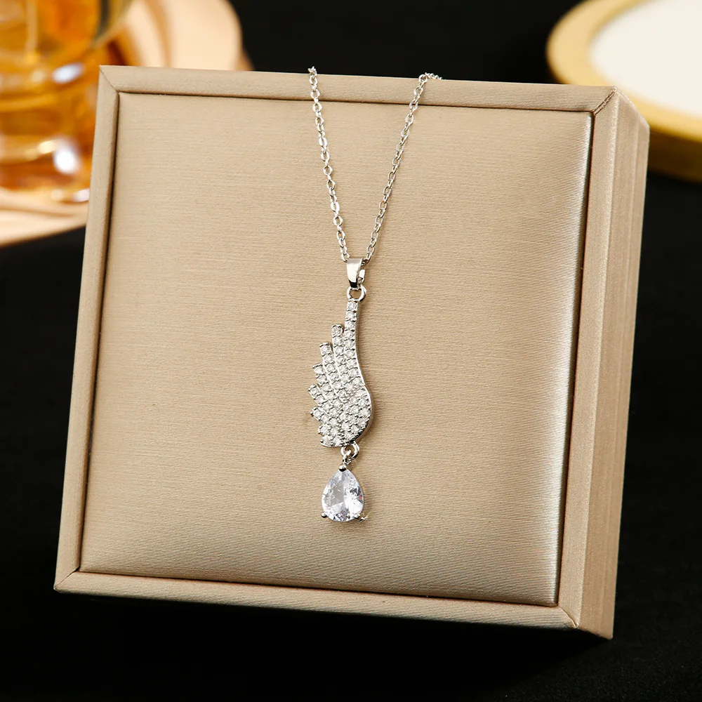 Naszyjnik z zawieszką Anielskie Skrzydła, lekki luksus, unikatowy, wszechstronny, ekskluzywny, łańcuszek na obojczyk