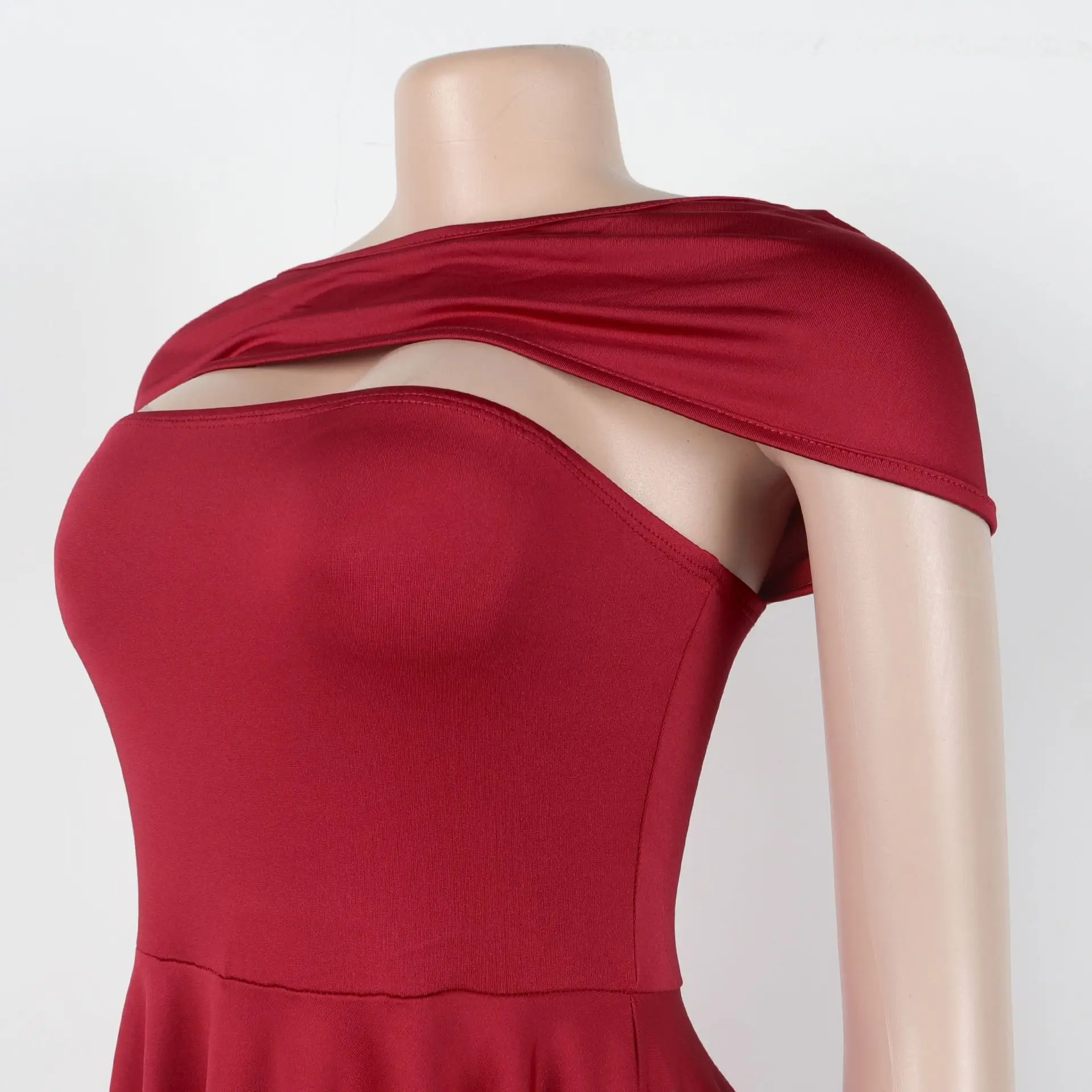 فستان نسائي صيفي غير منتظم بطبقات مزدوجة وتنورة قصيرة مع فتحة عنق حلوة وخصر محكم تصميم عصري 2025