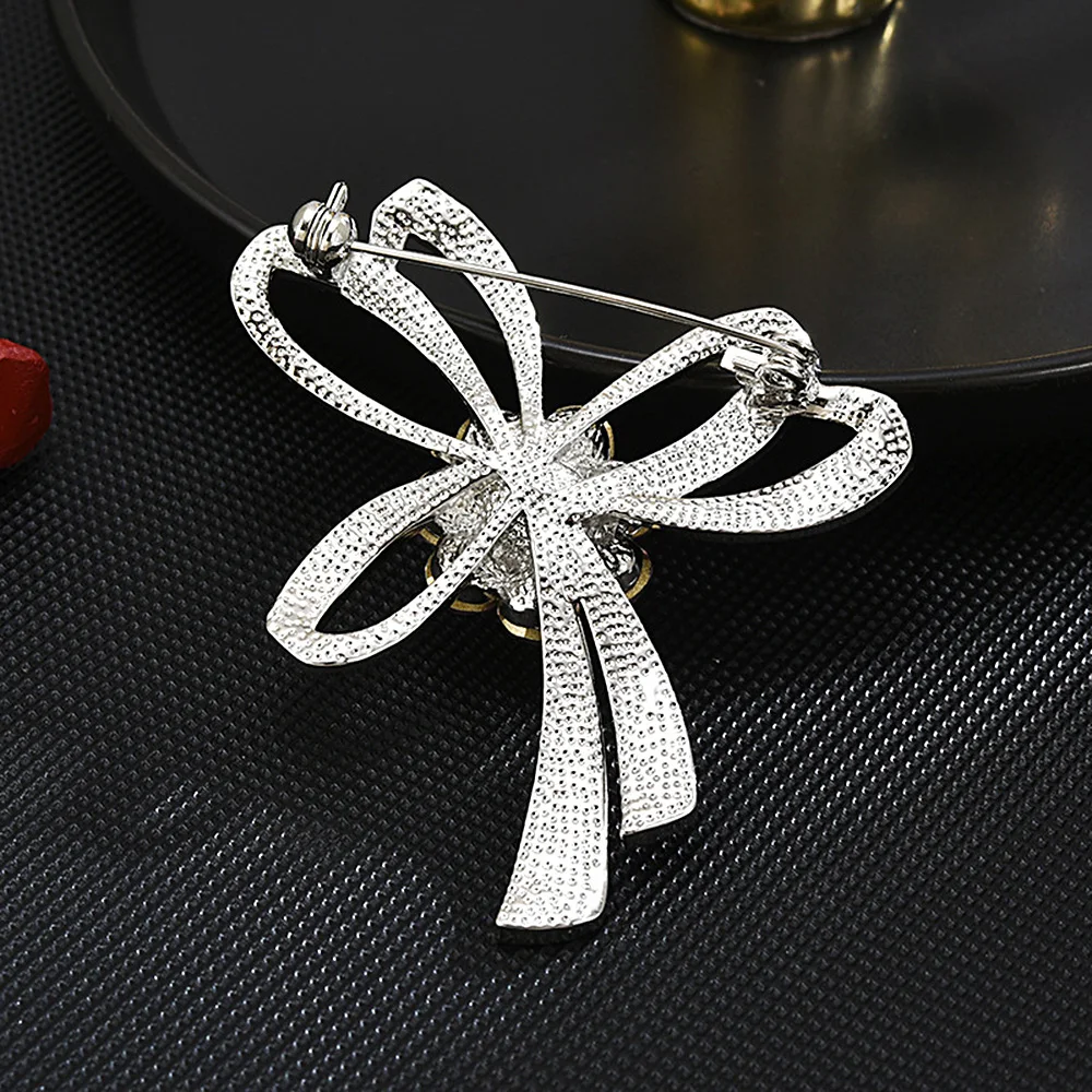 رائعة وعصرية القوس كريستال نمساوي الزركون بروش المرأة البدلة سترة الإكسسوار وشاح حريري المضادة للوهج دبوس