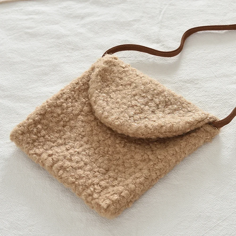 Koreanischer Stil Kinderkleidung 2026 Braunes Langarm-Oberteil für Babymädchen mit Hohem Kragen + Khaki Teddy-Fleece-Weste + Rock + Tasche – Detail 4