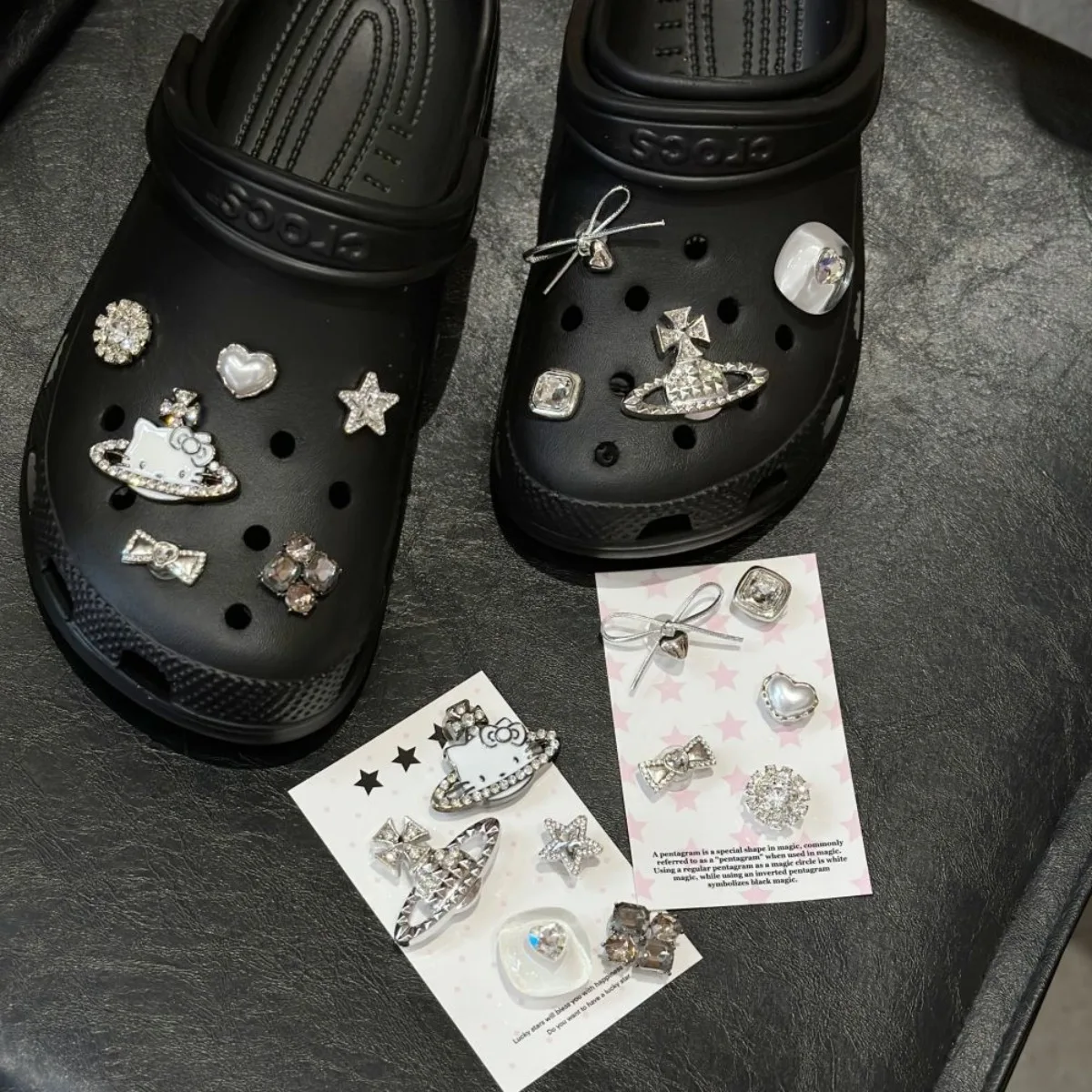 2026 Kawaii Sanrio HelloKitty Charms Plateados para Crocs, Decoración 3D Extraíble para Zapatos, Jibbitz, Lindos Regalos y Juguetes de Anime y Dibujos Animados para Fiestas