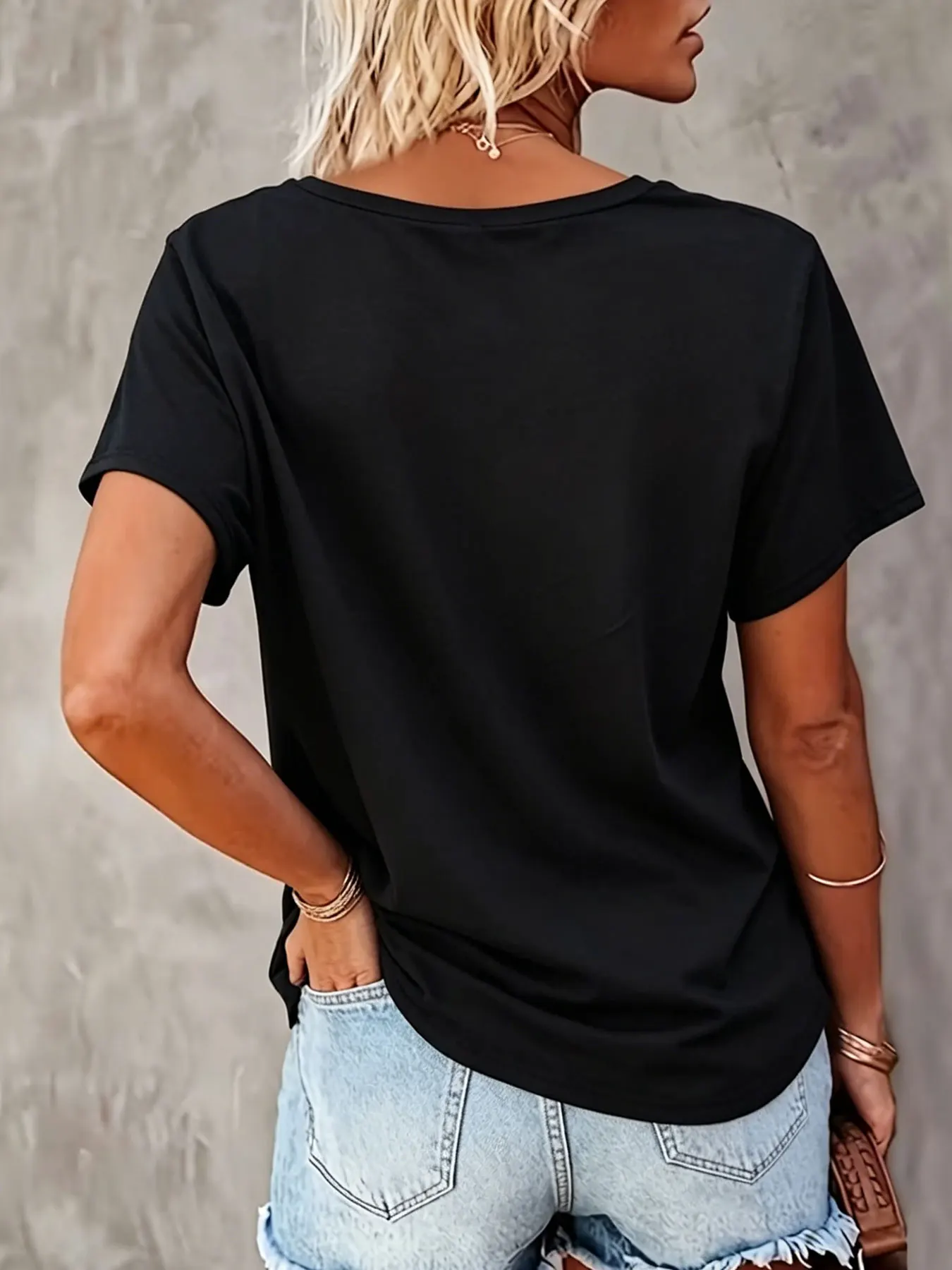 French-style casual top, solid color basic V-neck short-sleeve T-shirt, soft and breathable loose pullover, French-style casual versatile everyday top, suitable for summer outings, women's clothing