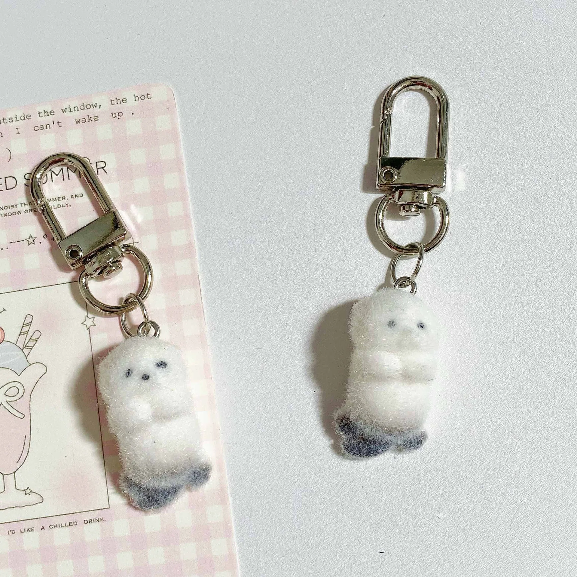 Flokowana wydra morska brelok uroczy uroczy kształt zwierzęcia wisiorek brelok do kluczy dekoracja torby kobiety Kawaii Ins akcesoria do uchwytów na klucze
