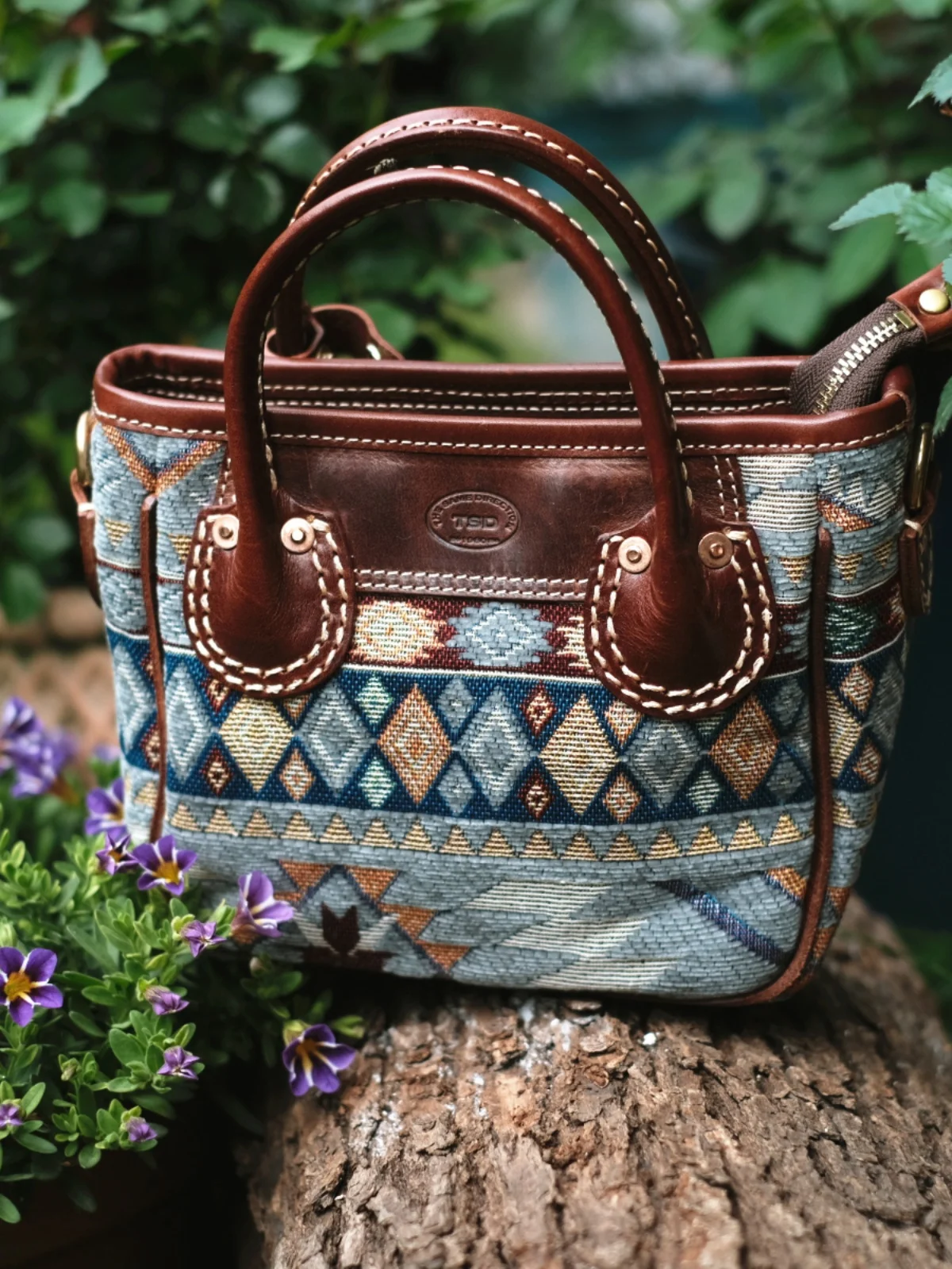 

Handmade Niche Shoulder Crossbody Cowhide Stitching Bag