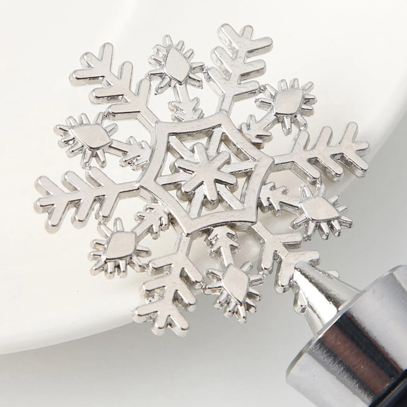 1pc Creative Christmas Gift Wine Bottle Stopper Preservation Snowflake Shape Wine Stopper Party