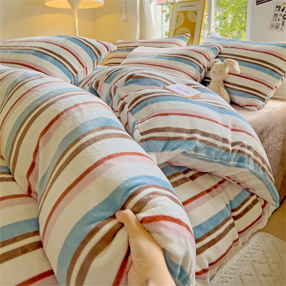 

Комплект постельного белья из молочного флиса в полоску, утолщенный зимний теплый двусторонний коралловый бархатный комплект из четырех предметов, пододеяльник, наволочка, простыня