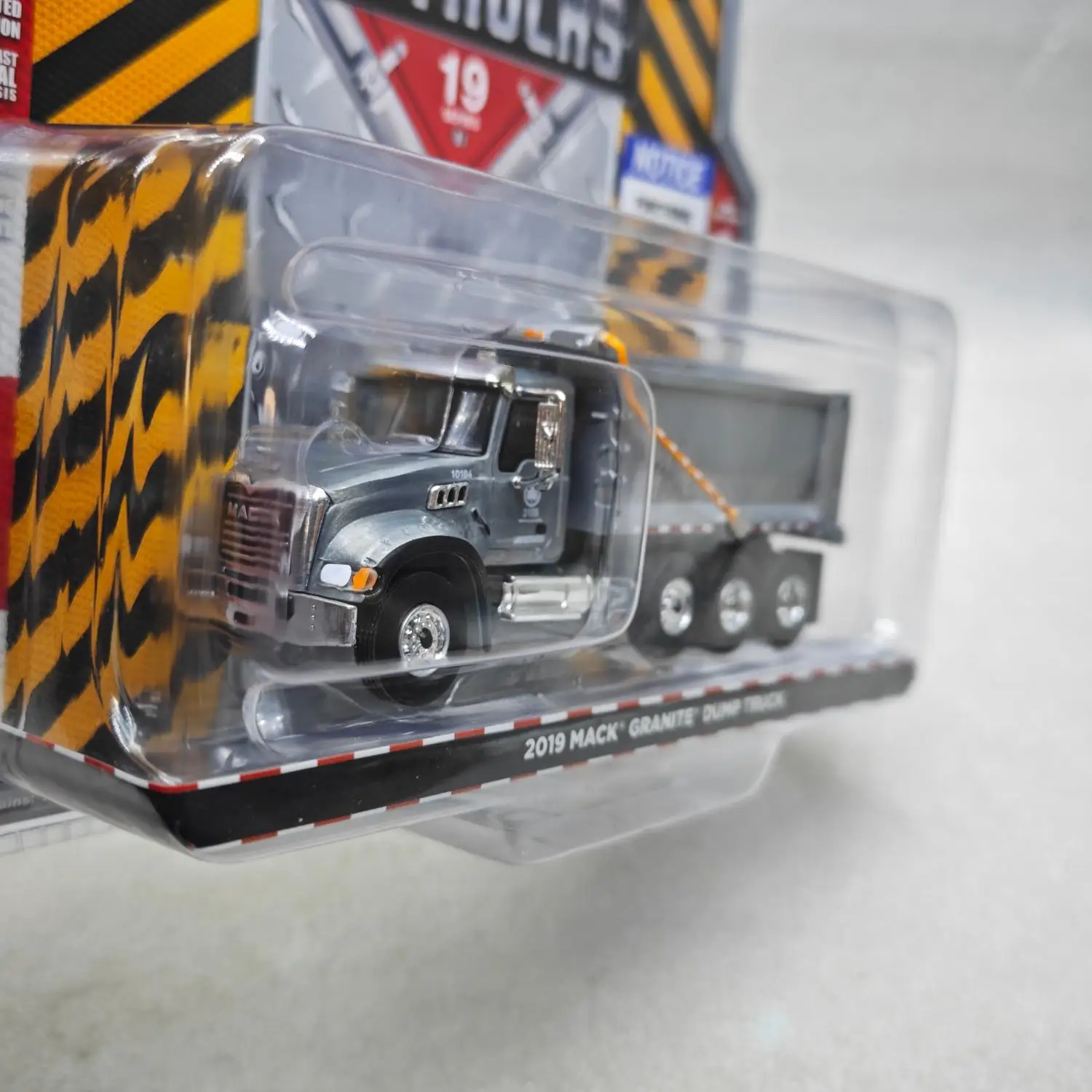 

Green light 1:64 2019 Mack Granite Dump Truck Varnish 45190-C Advanced Car Model