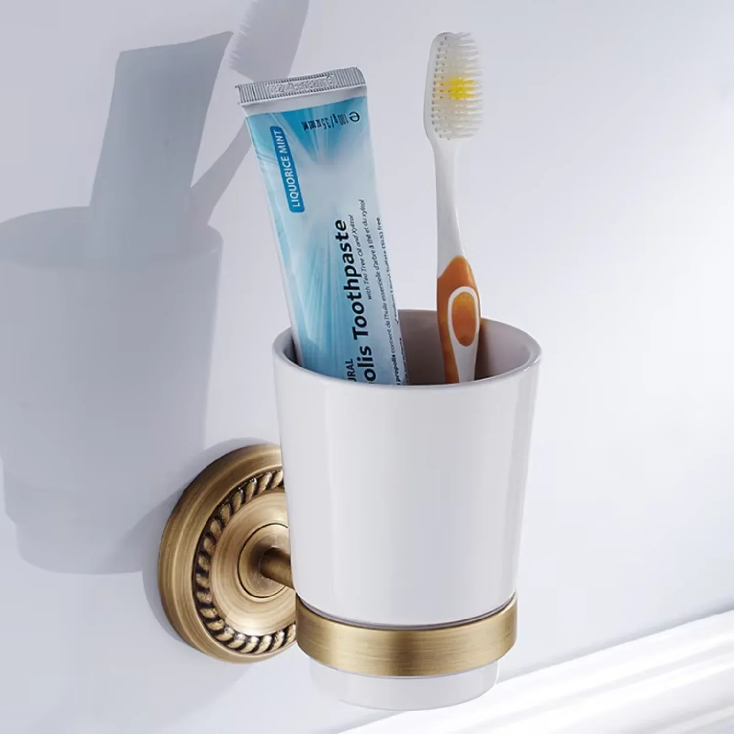 

Base Brass Antique Wall Hanging Ceramic Cup, Bathroom Pendant, Mouthwash Cup, Simple Retro Toothbrush Cup, God