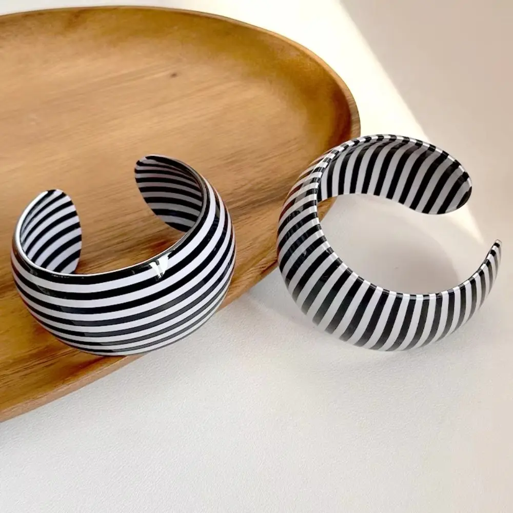 Black-and-White Contrast Striped Bangle Exaggerated Opening Striped Bracelet Wide Thick Acrylic Retro Cuff Bangle Daliy Wear