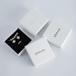 Boîte à bijoux en papier Kraft blanc, noir, marron, avec Logo personnalisé, emballage de luxe pour bague, boucle d'oreille, Bracelet, 50 pièces