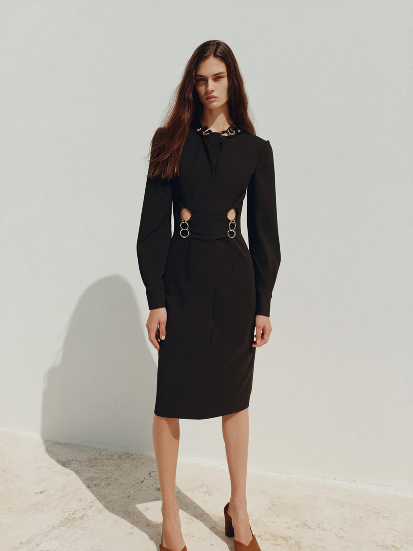 Sukienka damska Mia Muse, jednolita, z wycięciami, długi rękaw, okrągły dekolt, długość do kolan, elegancka, modna, letnia, jesienna, butikowa.