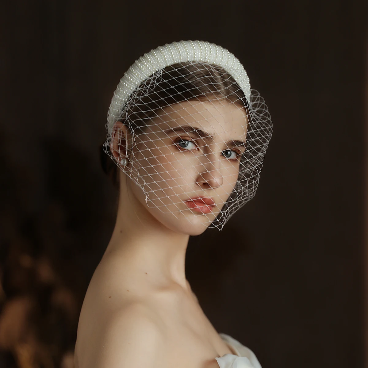 2 in 1 Wedding Bridal Cage Veil Fishing Net Mesh White Short Brides Blusher Veil with Elegant Pearls Hair Hoop V320