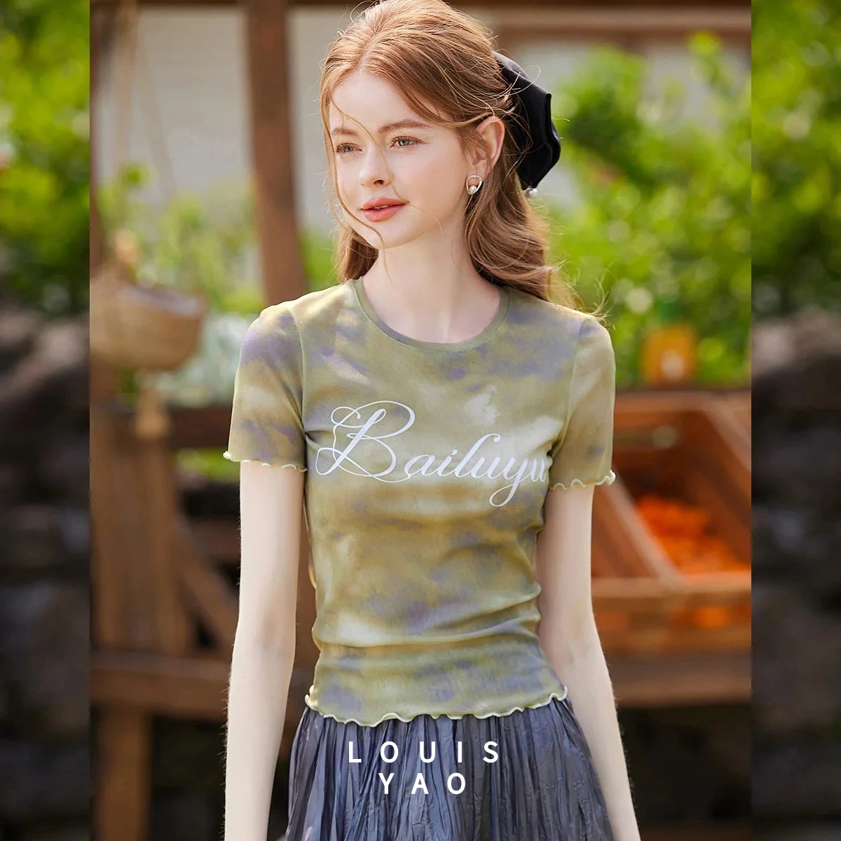 LOUISYAO Letter Print Wave Hem Tee 2025 Summer Women Fashion Micro Stretch Round Neck Short Sleeve Casual T-Shirt