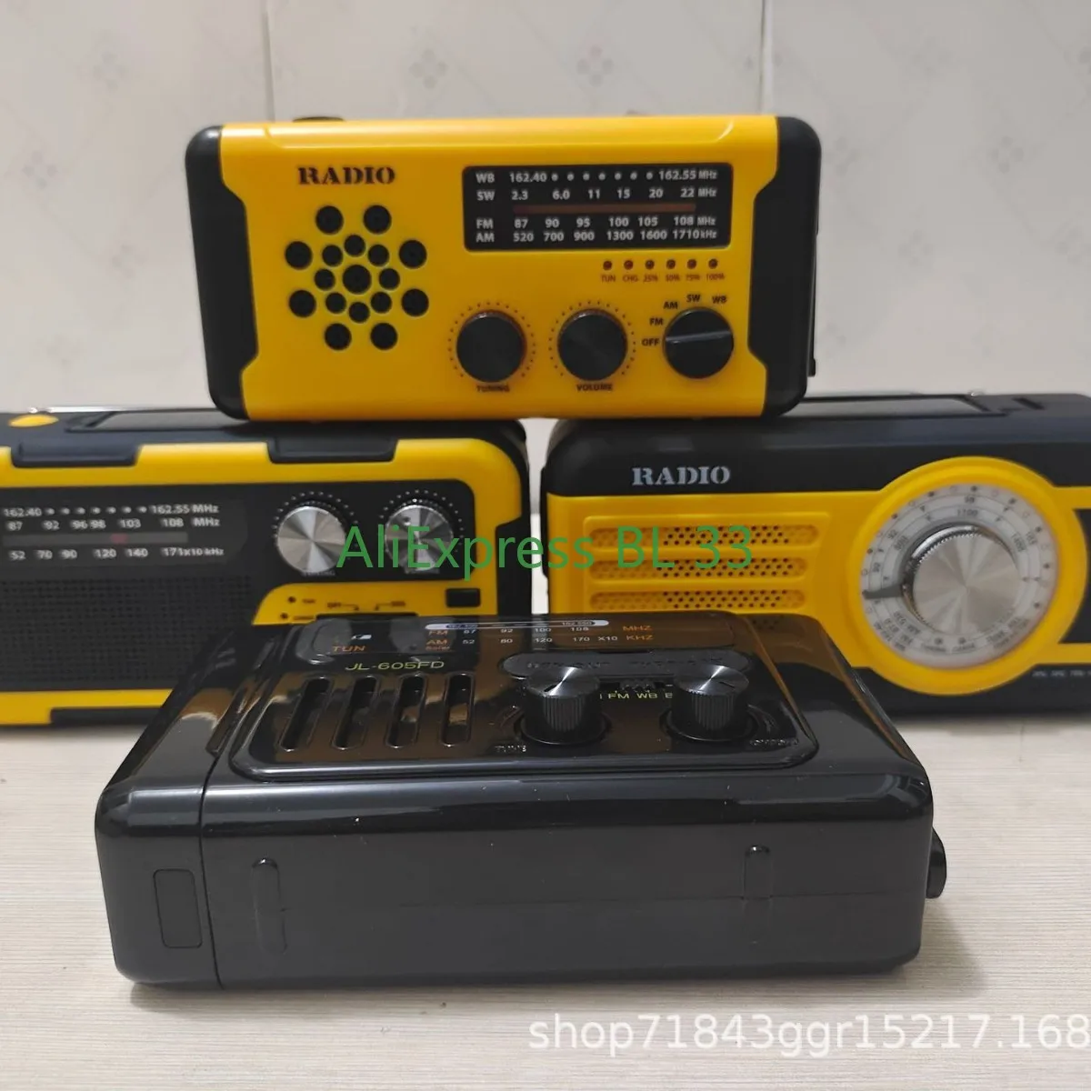 Four-band hand-cranked solar charging radio mini emergency radio with lighting function