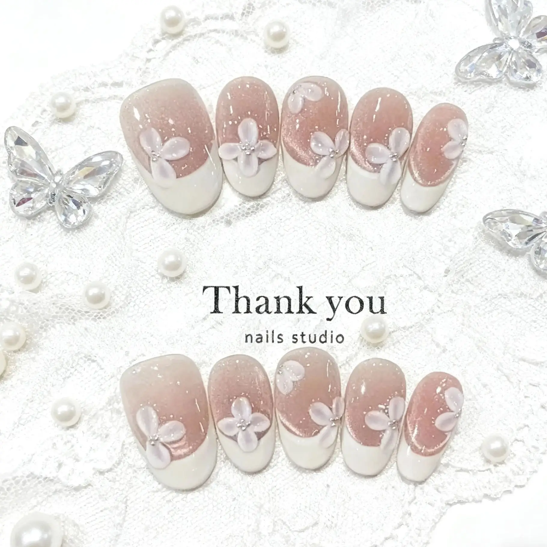 24 Uds. De uñas postizas con gradiente de purpurina Floral 3D, punta francesa cremosa, uñas postizas cortas de almendra, diamantes de imitación, arte de uñas elegante