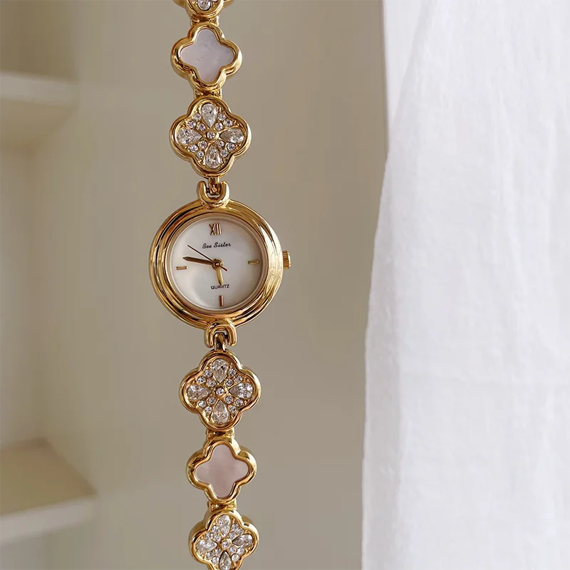 

НОВИНКА 2024. Простые женские часы. Браслет с четырьмя листами клевера. Маленький циферблат. Модные нишевые легкие роскошные женские часы в подарок.