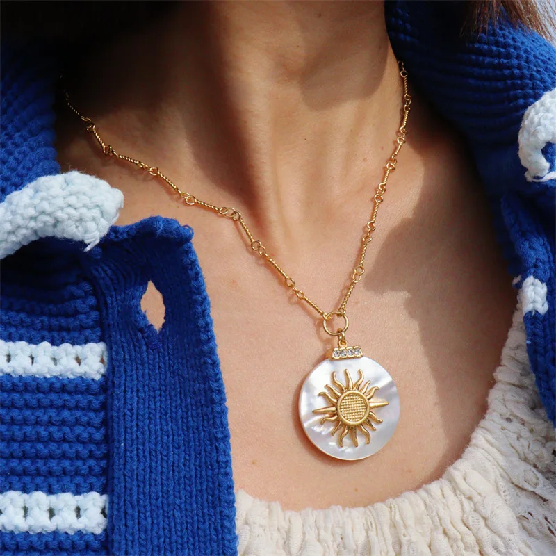 New Trendy Retro Sun White Butterfly Shell Niche Design Round Natural Mother-of-pearl Pendant Light Luxury Temperament Necklace