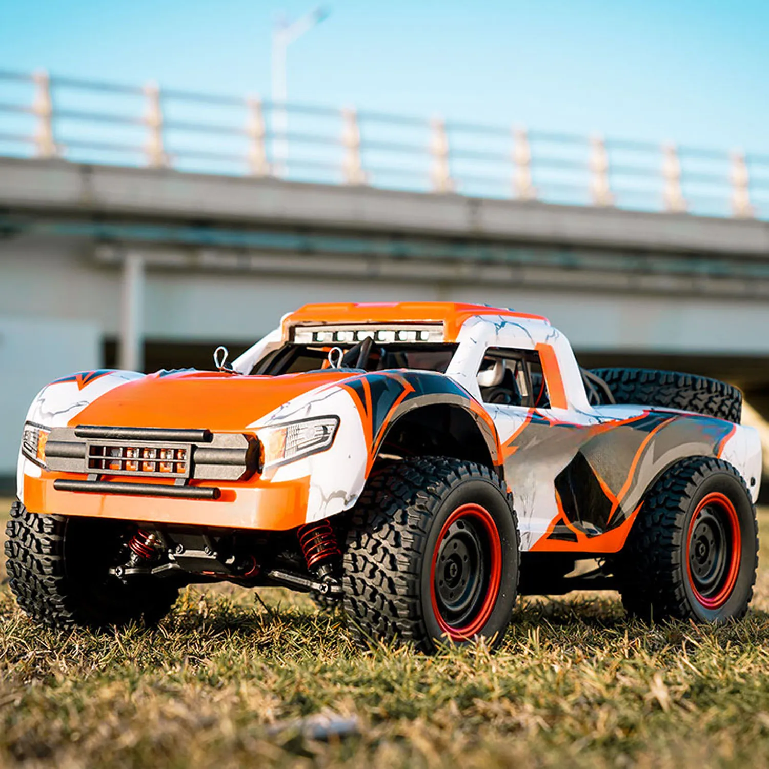 1/14 2,4G RC Hochgeschwindigkeits-Offroad-Fahrzeug 70KM/H Drahtlose Steuerung 4WD Auto Q130B Bürstenloser Motor Servo LED-Lichter RTR Modell – Detail 5
