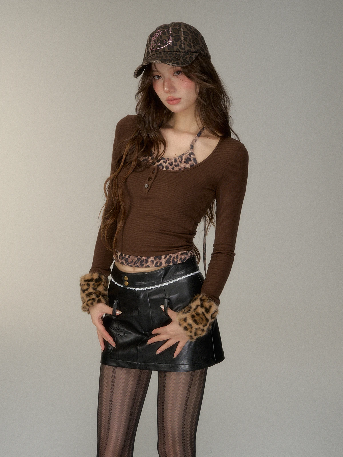 

Модная женская футболка с леопардовым принтом и длинными рукавами, облегающая, с дизайном в стиле Hot Girl, с вырезом на шее, из смесового полиэстера и хлопка