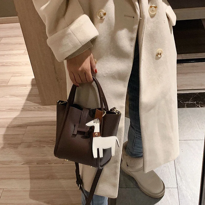 

Popular Women's Messenger Bag, Genuine Leather Tote Option, Classic Elegant Handbag By Famous Designer