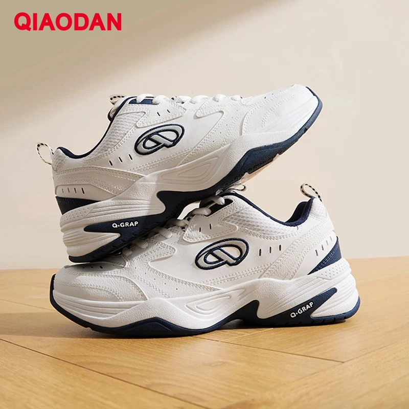 QIAODAN Sepatu Tenis Santai untuk Pria 2025 Musim Gugur Baru Tahan Air Hangat Ringan Sepatu Olahraga Bertali Fashion Pria QXL043251309